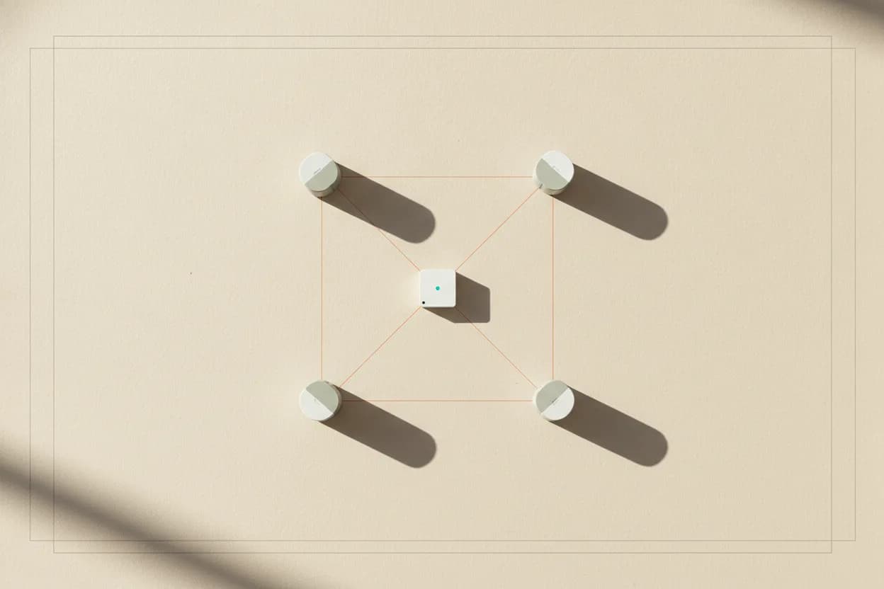 Un module central relié par des traits orange à quatre contrôleurs disposés autour de lui.